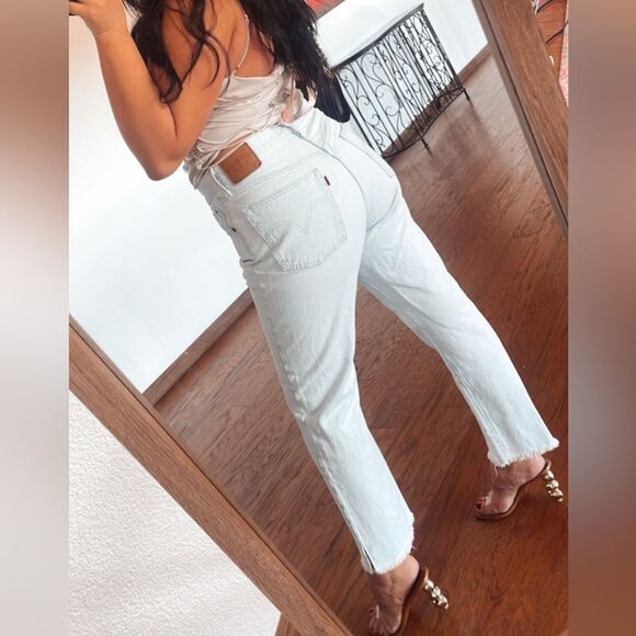 501 Levi light wash jeans - Picture 5 of 10